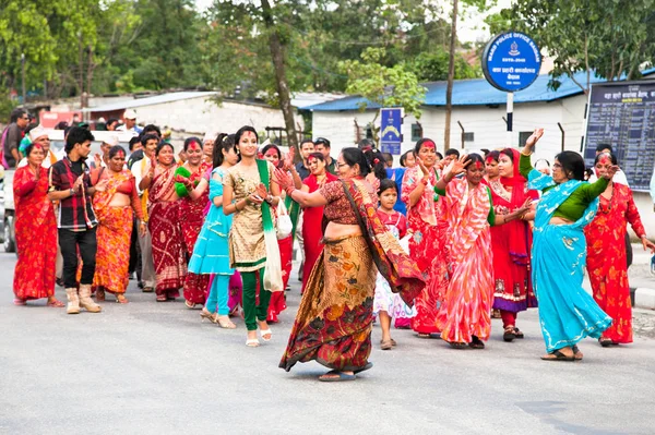 Pokhara Nepal Mei 2013 Een Niet Geïdentificeerde Nepalese Vrouw Dansend — Stockfoto