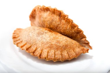 Sebze dolgusuna sarılmış ince bir hamur işi ve kızarmış sebzeli samosa. Arap ya da Asyalı muamelesi. 