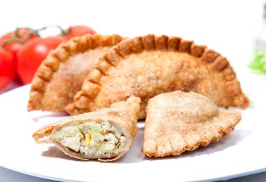 Haşlanmış soğan, mısır ve soya peyniri ile doldurulmuş çıtır sebze Samosa.