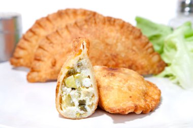 Sebze iliğiyle, pırasayla ve soya peyniriyle dolu çıtır sebzeli Samosa.