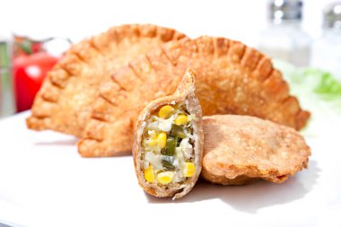 Kızarmış soğan, soya peyniri, haşlanmış mısır ve pırasa ile doldurulmuş çıtır sebze Samosa.