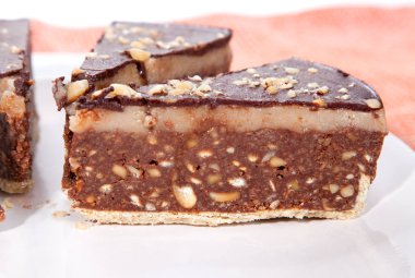 Çikolata ve fındıklı Bajadere keki