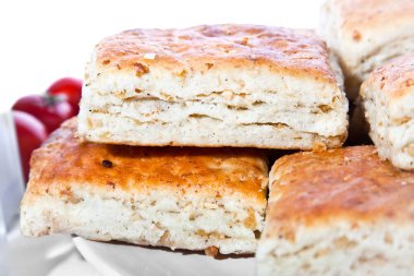 Sebzeli sıcak börek, soya çıtırtısı, tabakta servis et.