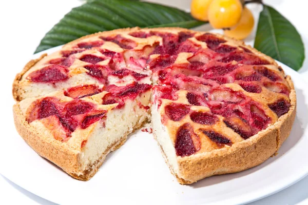 Tarta Fresa Entera Plato Blanco Con Una Rebanada Que Falta —  Fotos de Stock