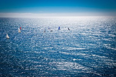 Gün batımında yelkenli ile Azur mavi denizi. Azur kıyısı.