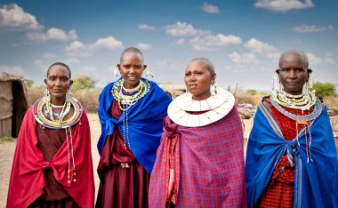 Tanzanya, Afrika-Şubat 9, 2014: geleneksel süsler, 9 Şubat 2014 üzerinde yerel halkın günlük yaşamın inceleme ile Masai kadın. Tanzanya.