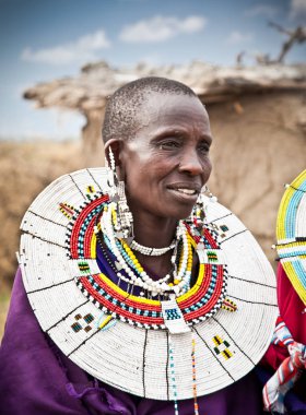 Tanzanya, Afrika-Şubat 9, 2014: Masai kadın 9 Şubat 2014 üzerinde yerel halkın günlük yaşamın inceleme geleneksel süslemeli. Tanzanya.
