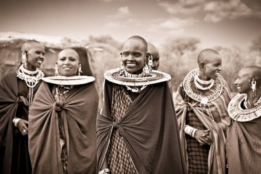 Tanzanya, Afrika-Şubat 9, 2014: geleneksel süsler, 9 Şubat 2014 üzerinde yerel halkın günlük yaşamın inceleme ile Masai. Tanzania.Traditional el yapımı aksesuarlar Masai yapılan.