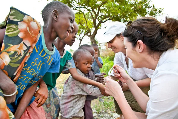 Africa Tanzania Febrero 2014 Los Niños Masai Identificados Extienden Sus — Foto de Stock