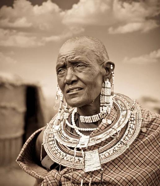 タンザニア アフリカ 2014年2月9日 伝統的な装飾品を持つ古いマサイの女性 2014年2月9日に地元の人々の日常生活のレビュー タンザニア — ストック写真