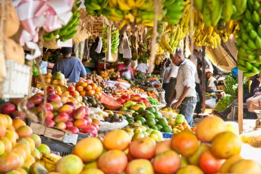 Nairobi, Kenya - 6 Şubat 2014: olgunlaşmış meyve bir yerel meyve ve sebze pazarı 6 Şubat 2014 yığılmış. Nairobi, Kenya. Piyasada sık sık yerli halk ve turistler tarafından ziyaret edilmiştir.