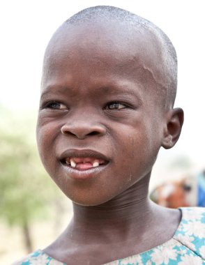 Afrika, Tanzanya-Şubat 9, 2014: Tanımlanamayan kız kameraya 9 Şubat 2014 üzerinde seyir Masai kabilesinden. Tanzanya. En ünlü göçebe kabilenin Afrika Masai insanlar.