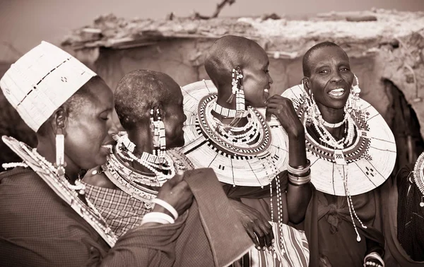 Tansania Afrika Februar 2014 Masai Mit Traditionellen Ornamenten Rückblick Auf — Stockfoto