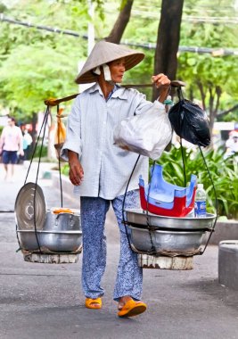 Ho Chi Minh, Vietnam-Kasım 16. 2013: 16 Kasım 2013, Vietnam 'da Ho Chi Minh caddesindeki sokak yemekleri satıcısı. Vietnam nüfusunun yaklaşık% 10,6 'sı yoksulluk sınırının altında..