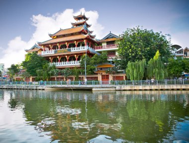 Saygıdeğer Thich Thanh Dao 'nun yanındaki Chua Phap Hoa Tapınağı veya Ho Chi Minh, Vientnam' daki Lotus Tapınağı..