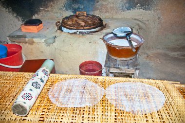 Cu Chi tünelleri bölgesinde geleneksel pirinç kağıdı krepleri yapılan mutfak, Vietnam.