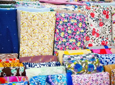 Ho Chi Minh, Vietnam 'da geleneksel bir doğu pazarında renkli tekstil..