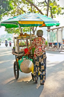 Ho Chi Minh, Vietnam-17 Kasım. 2013: 17 Kasım 2013, Vietnam 'da Ho Chi Minh caddesindeki sokak yemekleri satıcısı. Vietnam nüfusunun yaklaşık% 10,6 'sı yoksulluk sınırının altında..