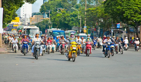 胡志明 11月17日 越南西贡的交通堵塞 在越南最大的城市里有400多万 骑摩托车的人 车辆往往很拥挤 November 2013 Saigon Vietnam — 图库照片