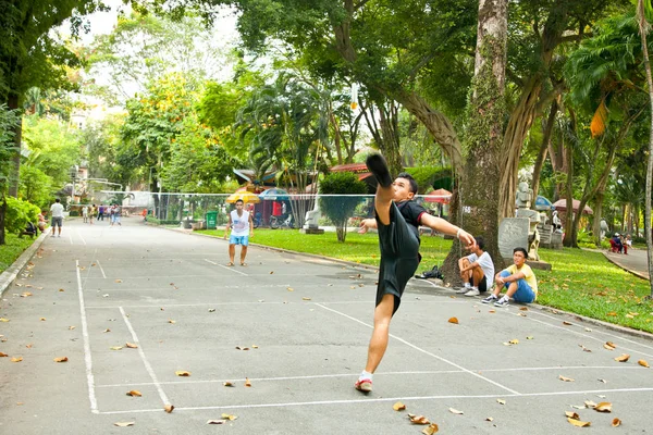 Chi Minh Vietnam Noviembre 2013 Hombres Juega Bádminton Usando Pies —  Fotos de Stock