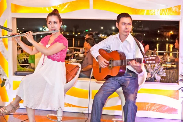 Saigon Vietnam November 2013 Unknown Musicians Playing Dinner Cruise Saigon — Stock Photo, Image