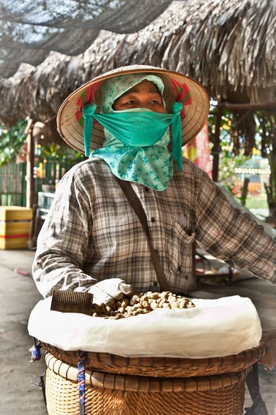 Neak Leung Камбоджа Nov 2013 Вуличний Постачальник Продовольства Вулиці Ньюк — стокове фото