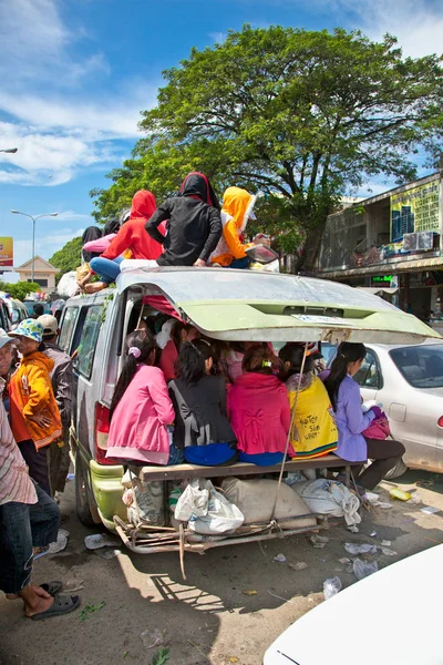 Neak Leung Cambodia Nov 2013 Passengers Sit Atop Very Overload — Stock Photo, Image