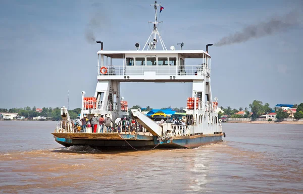 Neak Leung Cambodia Nov 2013 Ferry Través Del Mekong Noviembre — Foto de Stock