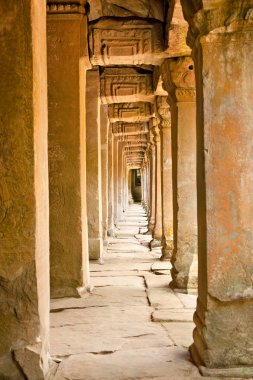 Siem Reap, Kamboçya yakınlarındaki Prasat Ta Prum veya Ta Prohm Tapınağı kompleksinin antik taş geçidi..