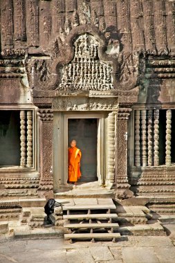 Angkor Wat, Kamboçya - 20 Kasım 2013: Angkor Wat kompleksinde Budist keşişler 20 Kasım 2013.Kamboçya. Angkor Wat önce bir Hindu, sonra Kamboçya 'da bir Budist tapınağı oldu.