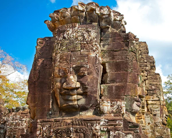 カンボジアのシェムリアップの近くにあるアンコールトムのプラサート バイヨン寺院の有名な笑顔の顔像 — ストック写真