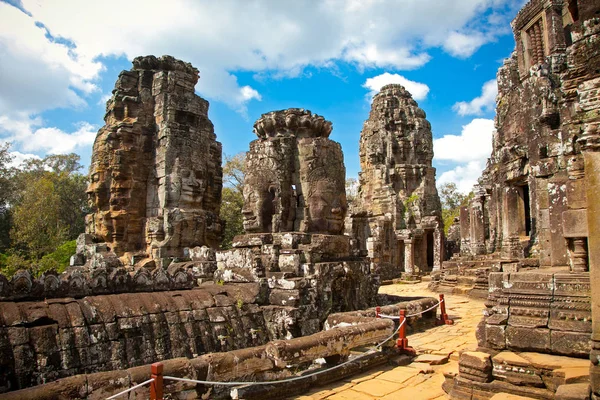 Ünlü Gülümseme Angkor Thom Daki Prasat Bayon Tapınağı Nın Heykelleri — Stok fotoğraf