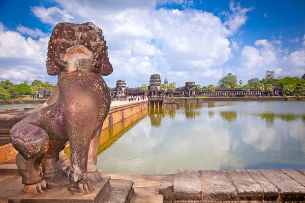 カンボジアのシェムリアップに近い有名なアンコールワット寺院複合施設パノラマビュー — ストック写真