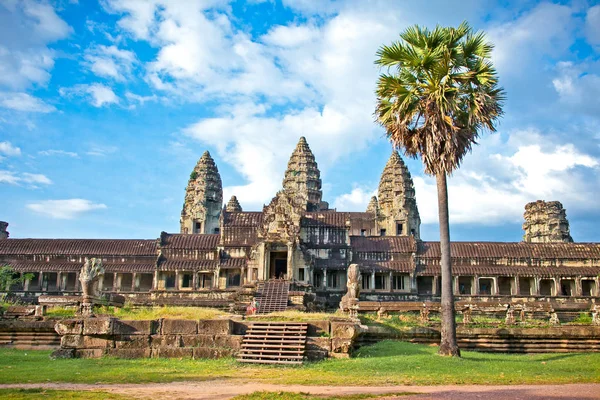 Ünlü Angkor Wat tapınağı kompleksi, Siem Reap, Kamboçya. Panoramik manzara..