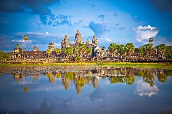 Slavný Chrámový Komplex Angkor Wat Při Západu Slunce Poblíž Siem — Stock fotografie