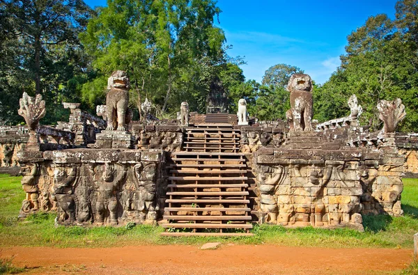 カンボジアのシェムリアップの近くにあるアンコールトムの天体フィメアナカス寺院の象の入り口のテラス — ストック写真