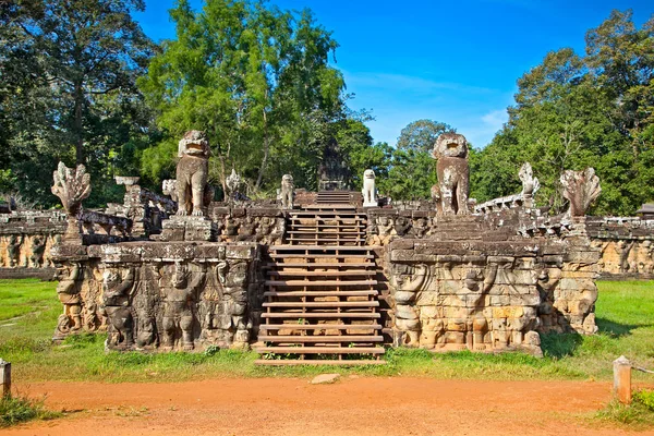 カンボジアのシェムリアップの近くにあるアンコールトムの天体フィメアナカス寺院の象の入り口のテラス — ストック写真