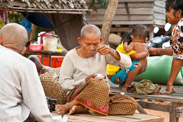 Siem Reap Kambodzsa Nov 2013 Kambodzsai Emberek Tonle Sap Lake — Stock Fotó