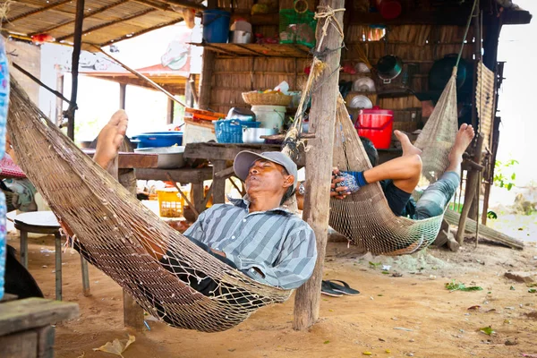 Siem Reap Καμπότζη Νοέμβριος 2013 Καμποτζιανοί Ζουν Δίπλα Στη Λίμνη — Φωτογραφία Αρχείου
