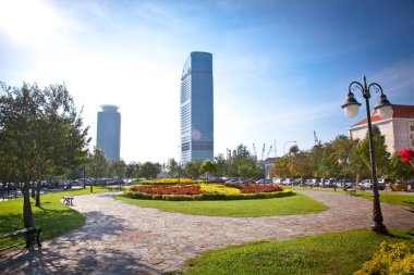  Phnom Penh, Kamboçya 'nın merkezine park et. Yeni modern cam bina Kamboçya kültür ve teknolojisinin dinamik ilerlemesini gösteriyor.