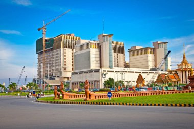 Sangkat Chaktomuk Meydanı ve Naga Dünya Kompleksi arkasında, Phnom Penh, Kamboçya.