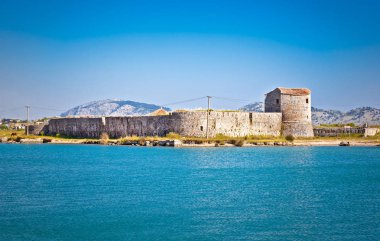 Butrint, Arnavutluk Vivari kanal kıyısında üçgen kale.
