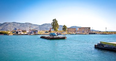 Butrint, Arnavutluk-6 Haziran 2014: Geleneksel eski feribot ve yolcu ve araçlar 6 Haziran 2014 tarihinde Butrint, Arnavutluk 'ta Vivari Kanalı' nı geçti.