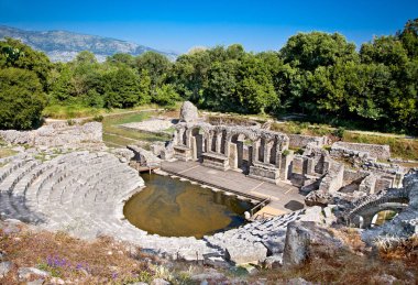 Amfiater- Arnavutluk 'un Butrint kentinde 6. yüzyıldan kalma antik Baptistery kalıntıları. Bu arkeolojik alan Unesco 'nun Dünya Mirası Alanı..