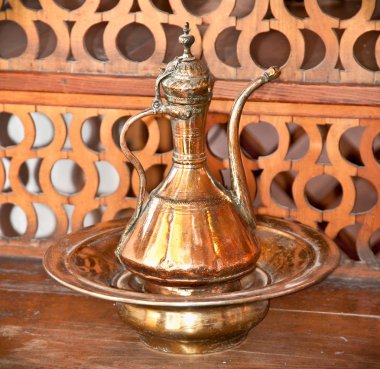 Arnavutluk 'un Cirokaster kentinde tipik klasik metal çaydanlıklar.