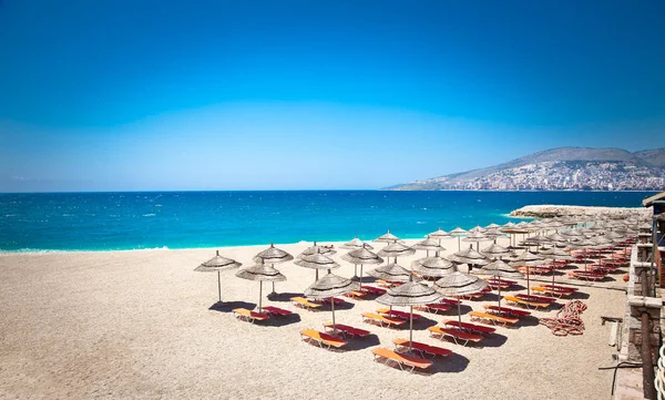 Paraplyer Och Solstolar Den Vackra Stranden Mango Saranda Albanien — Stockfoto