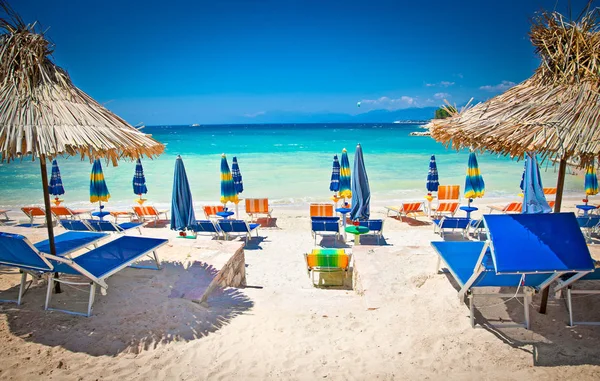 美しいKsamilビーチのサンシェードの傘とデッキチェア アルバニア — ストック写真