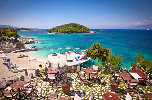 Arnavutluk Güzel Ksamil Plajında Güneşlik Şemsiyeler Şezlonglar — Stok fotoğraf