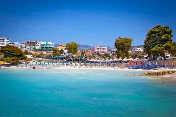 阿尔巴尼亚美丽的Ksamil海滩上的遮阳伞和甲板椅 — 图库照片