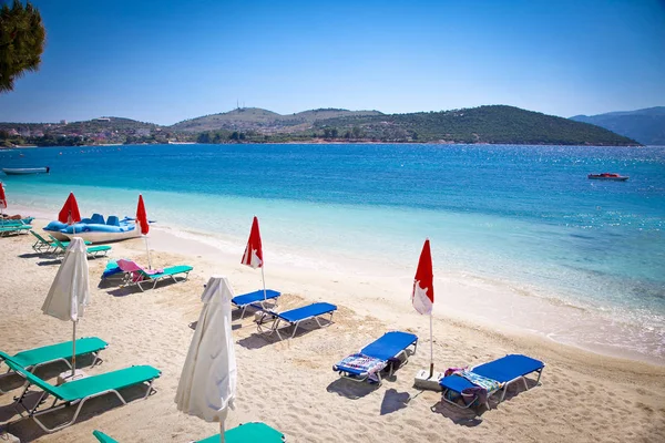 Arnavutluk Güzel Ksamil Plajında Güneşlik Şemsiyeler Şezlonglar — Stok fotoğraf